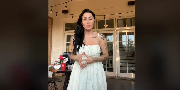 O mamă cu trei copii a stârnit o controversă pe TikTok Să mă mut sau nu cu fostul soț FOTO Captură Video  png