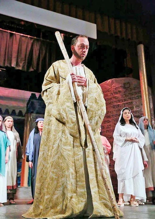 Ioan Vrăsmaş, în timpul spectacolului “Nabucco”