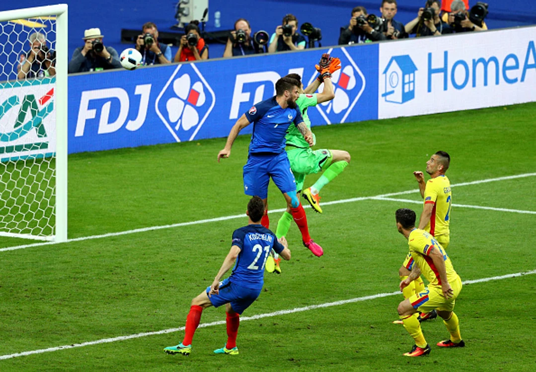 
    Tătărușanu a ieșit greșit la o minge aruncată în careu iar Giroud a speculat gafa portarului românFoto: Getty Images  