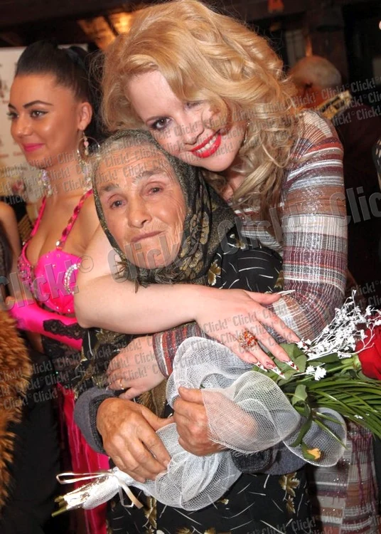 Oana Lis și bunica ei, la petrecerea aniversară a vedetei. (Foto: Sever Gheorghe)