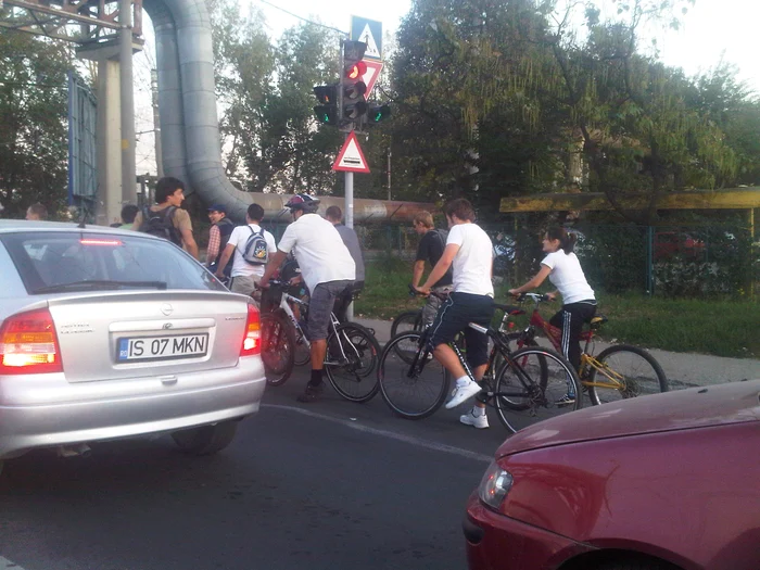 Bicicliştii au pedalat joi seară pe străzile din Iaşi