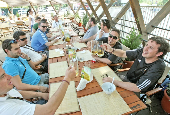 
    Terasa de lângă  stadion s-a umplut  pe loc cu spanioli (Fotografii: Sever Gheorghe, Marian Iliescu)  