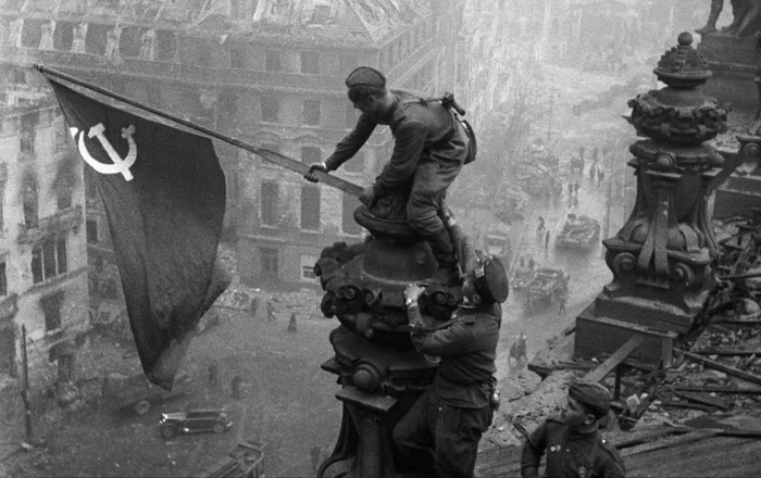 Soldatul care a arborat steagul roșu deasupra Reichstagului în 1945 era ucrainean/FOTO:X