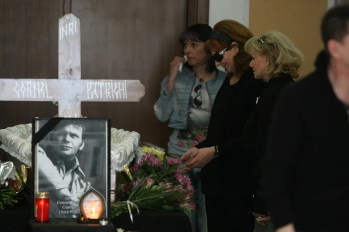 Stela Popescu, la căpătâiul lui Cornel PatrichiFoto: Dorin Costanda