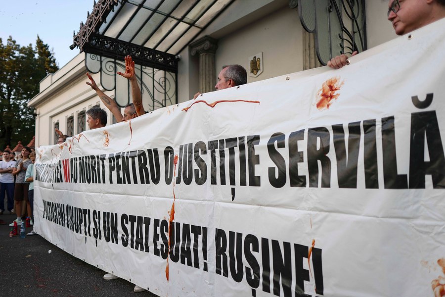 ”Nicuşoare, lasă clonţu, dă-l afară pe Pahonţu”. Protest la Palatul Cotroceni împotriva șefului SPP
