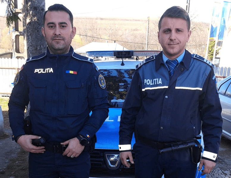 Poliţişti din Neamţ, pompieri la nevoie. Au stins flăcările izbucnite la o maşină aflată în mers