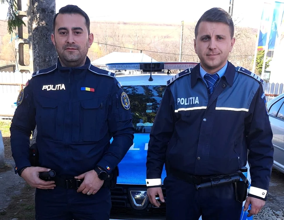 Agent şef adjunct Alexandru Ciofoaia şi agent Bogdan Niculescu FOTO Poliția Neamț
