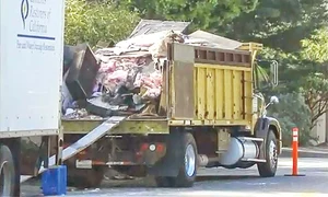 Echipa de muncitori încărca în camioane bunurile distruse jpeg