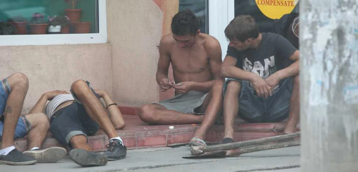Tinerii sunt deseori influenţaţi de anturaj să consume droguri fiindcă vor
să aparţină grupului