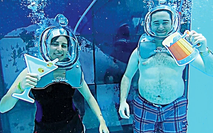 Clienţii inhalează vaporii de alcool prin măştile de oxigen