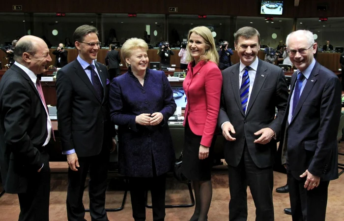 Traian Băsescu (stânga), alături de câţiva lideri europeni la summitul de la Bruxelles. Primul din dreapta, preşedintele Consiliului European, Herman van Rompuy FOTO Reuters