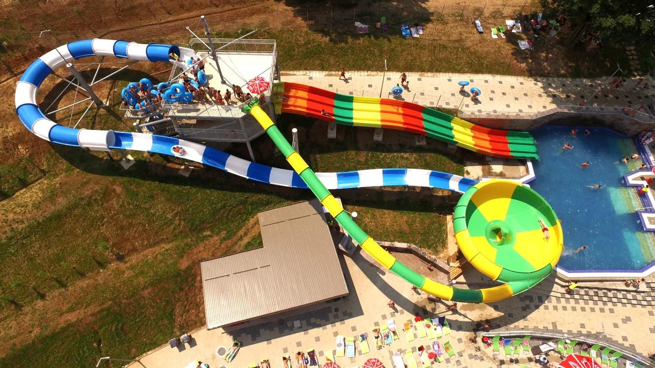 Toboganele din Aqua Park oferă senzaţii tari