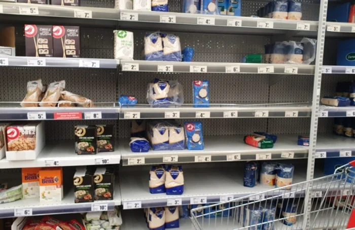 Rafturi goale intr-un supermarket din Bucuresti