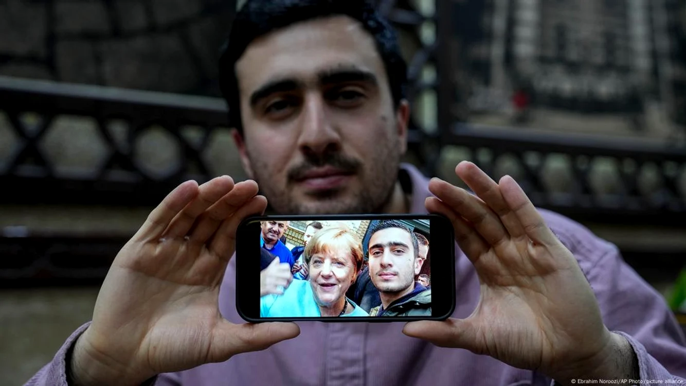 Anas Modamani, refugiat sirian, și un celebru selfie, făcut în 2015 cu fosta cancelară Angela Merkel