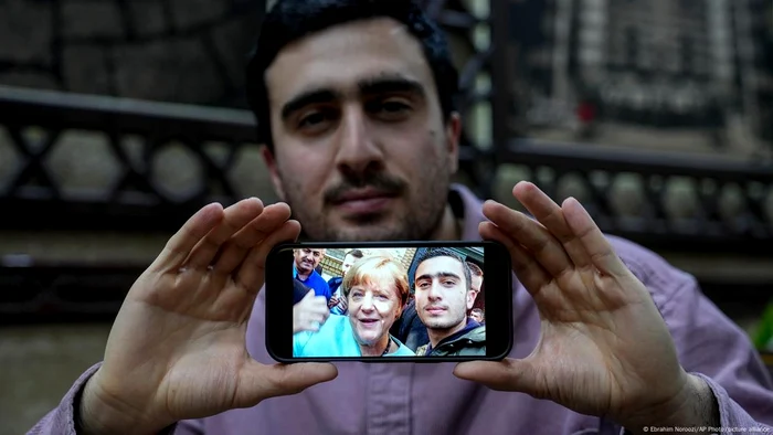 Anas Modamani, refugiat sirian, și un celebru selfie, făcut în 2015 cu fosta cancelară Angela Merkel