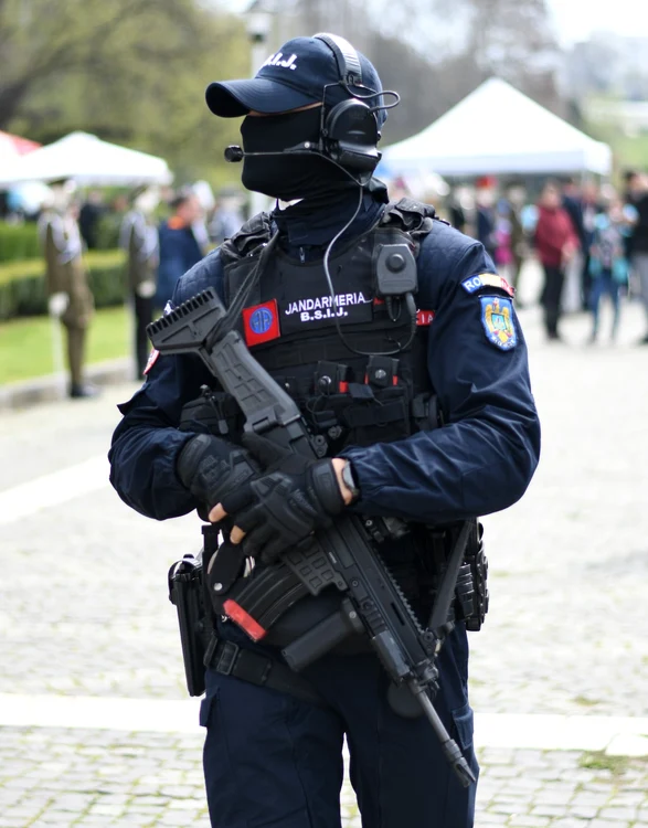 Jandarmul a intervenit la timp pentru a-i salva viața tinerei FOTO Jandarmerie Română
