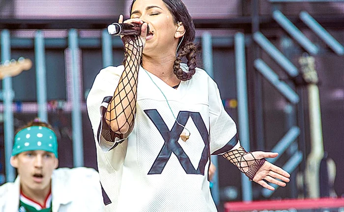 Inna, trădată de minijup și de ciorapii-plasă