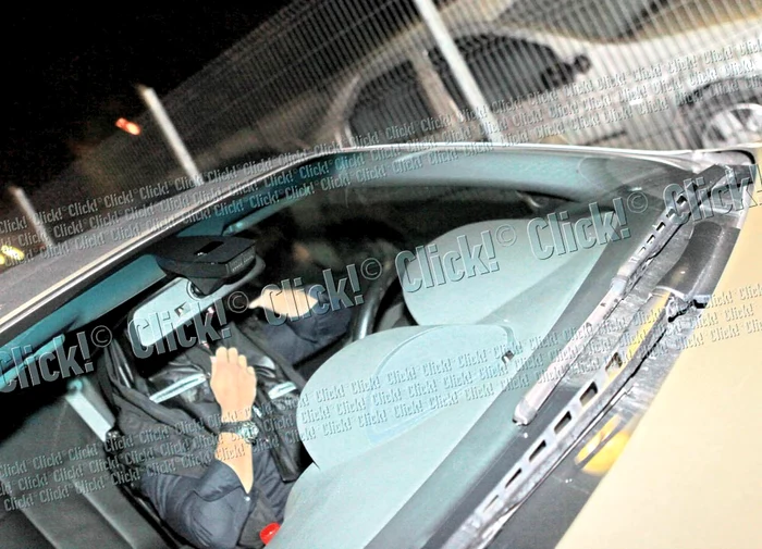 La vederea paparazzilor, Gabi îşi ascunde, iniţial, faţa