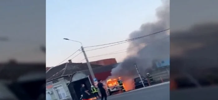 
    Două autovehicule au ars pe o stradă din Satu MareFoto: 7media.ro  