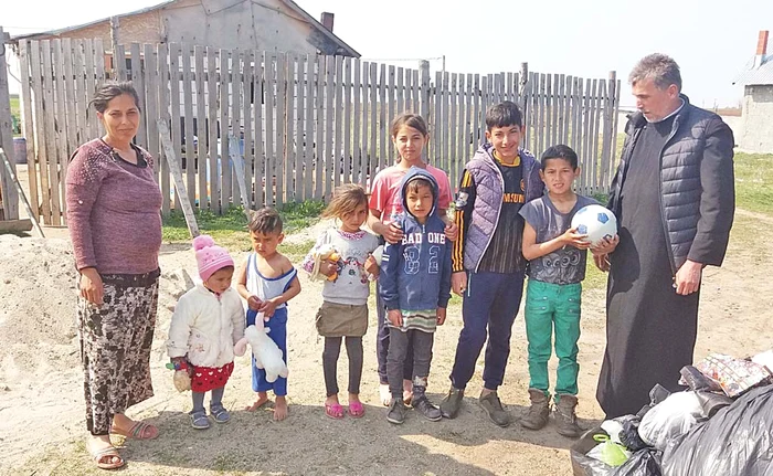 Şapte dintre cei opt fraţi, alături de mama lor şi de părintele Constantin Neacşa