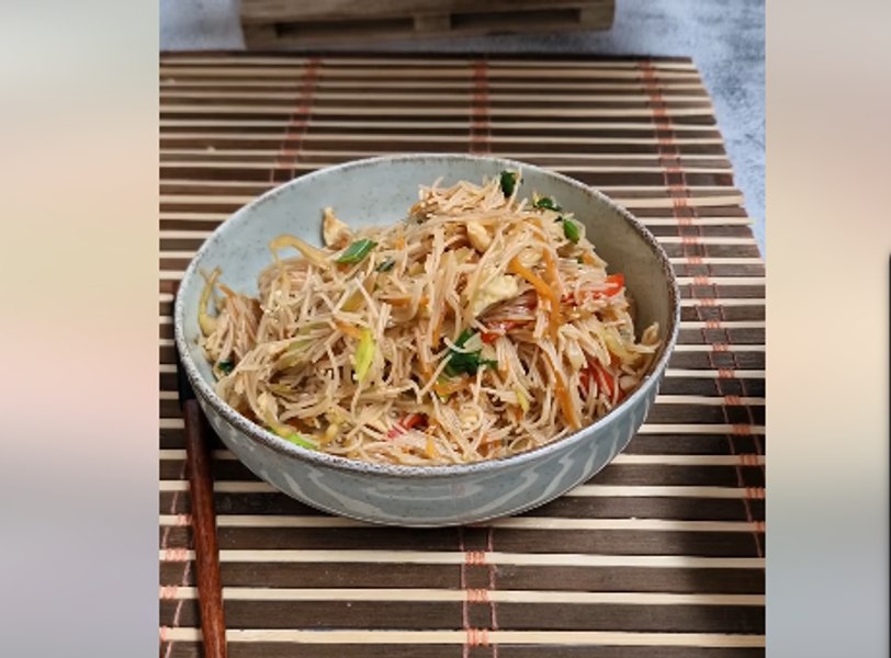 Cum poți prepara acasă tăiței chinezești cu legume și ou. „Au iesit wow!”