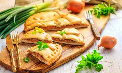 Placinta cu ton  Sursa foto shutterstock 2174497111 jpg