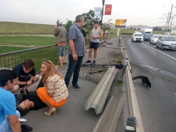 
    Cei doi reporteri au ajuns de urgenţă la spital foto: reporterntv.ro  