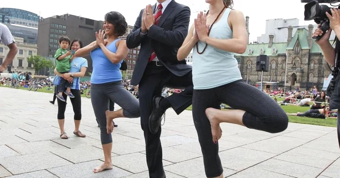 Justin Trudeau face yoga alaturi de sotia sa