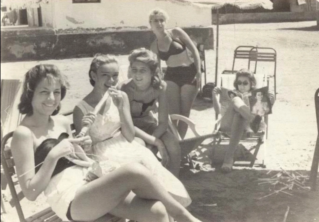 Femei la plaja în anii 1950