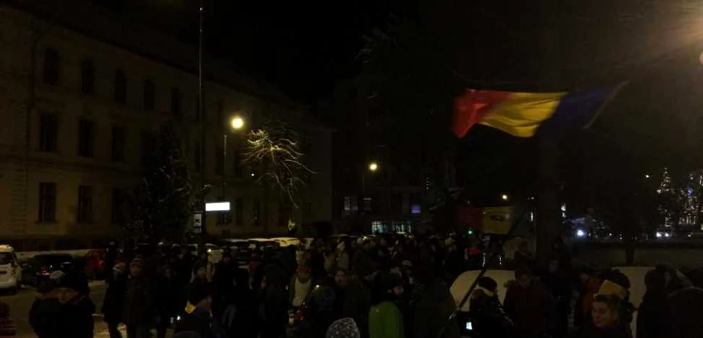 Oamenii protestează în faţa Prefecturii. FOTOFacebook Braşovul Civic