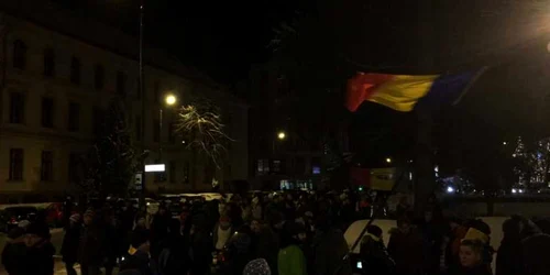 Oamenii protestează în faţa Prefecturii