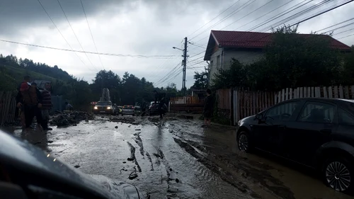 Inundațiile au creat mari probleme în Fieni și Runcu. FOTO ISU Dâmbovița