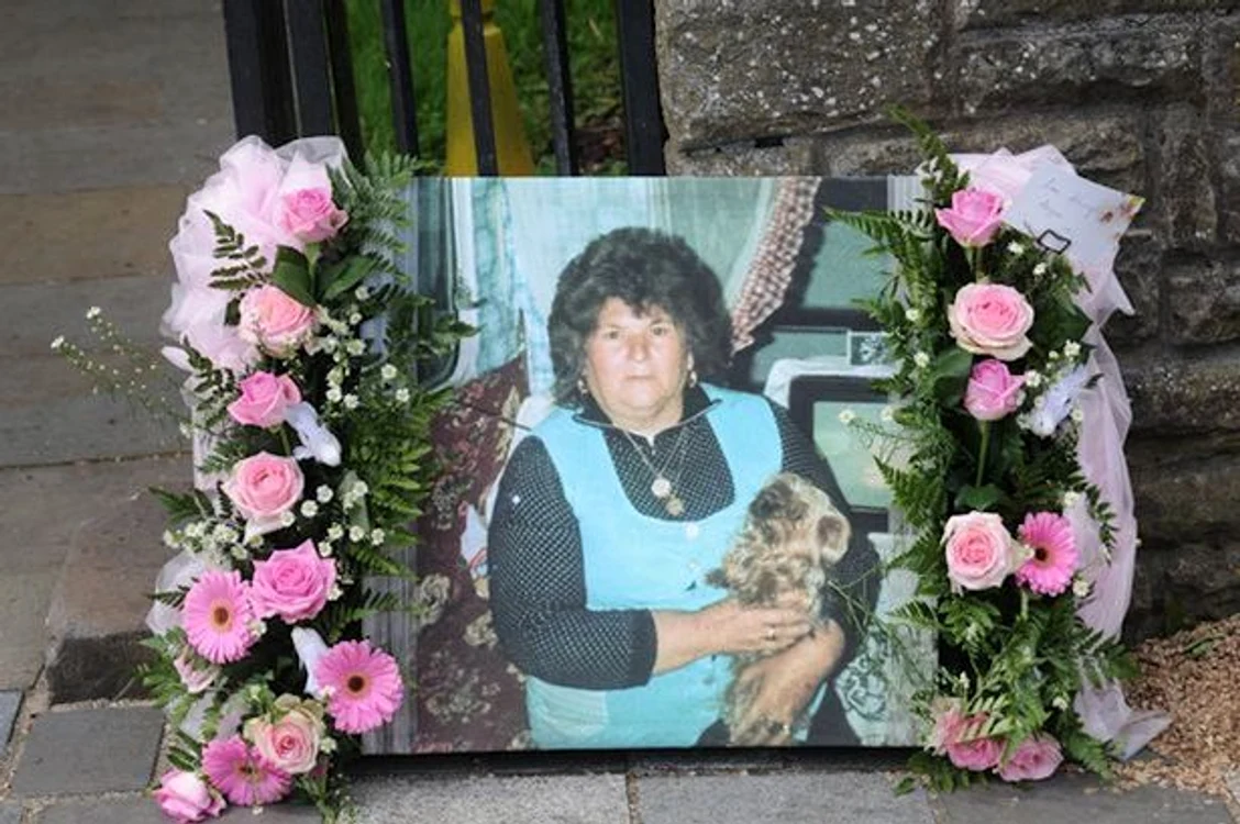 
    Sicriul a fost dus la cimitir într-o caleașcă trasă d epatru cai albi foto: Wales Online  