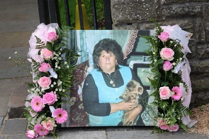 Sicriul a fost dus la cimitir într-o caleașcă trasă d epatru cai albi foto: Wales Online