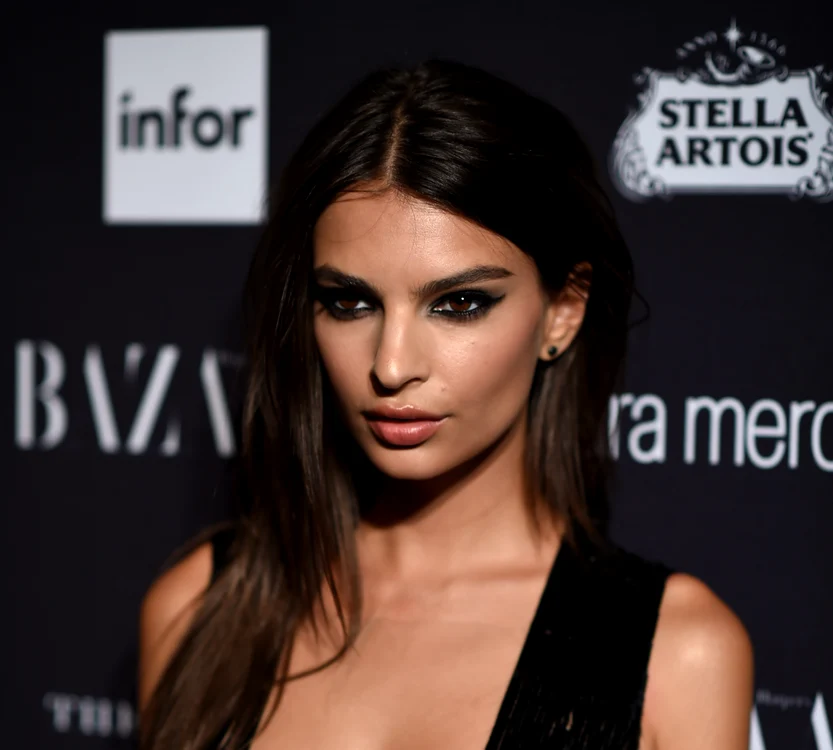 
    Emily Ratajkowski e considerată "femeia cu cei mai frumoşi sâni din lume"fotografii: Getty   