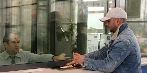 Deprecierea leului în raport cu euro şi francul elveţian este principala cauză pentru care românii nu şi-au putut plăti ratele la timp FOTO ADEVĂRUL