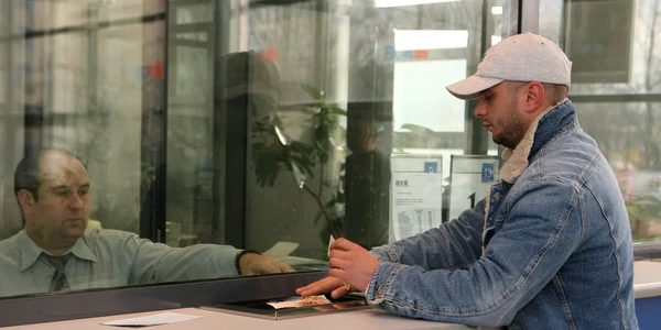 Deprecierea leului în raport cu euro şi francul elveţian este principala cauză pentru care românii nu şi-au putut plăti ratele la timp  FOTO ADEVĂRUL
