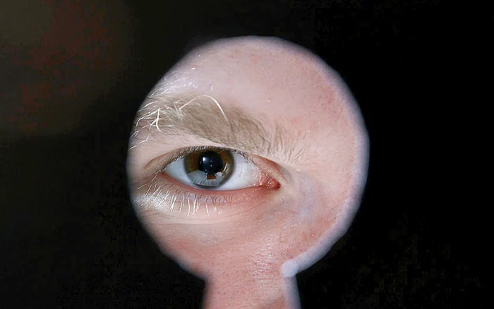 
    După orele de sport, profesorul Silvestru Toma Dragoş urmărea fetele la toaletă  