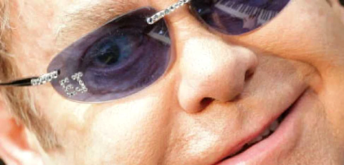 Elton John, în spital-Ştiri pe scurt