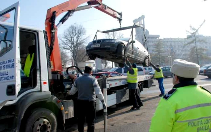 Activitatea de ridicare a masinilor parcate neregulamentar reintră în normal la Brăila   FOTO Florentin Coman