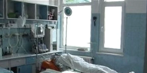 Neamţ: Victima exploziei din blocul de la Roman a fost operată