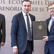 Michael Dickerson împreună cu ministrul Bogdan Ivan Foto US Embassy jpeg