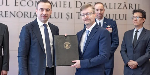 Michael Dickerson împreună cu ministrul Bogdan Ivan Foto US Embassy jpeg