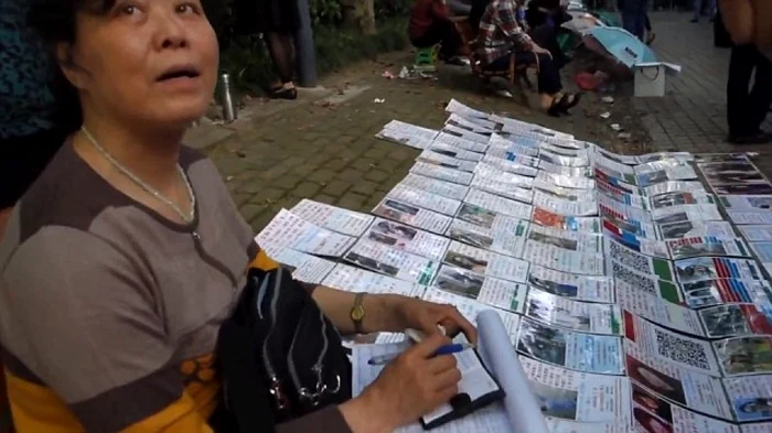 Pieţele pentru peţit sau pentru căsătorii încă există în mai multe zone din China, acestea fiind organizate în fiecare weekend de părinţii dornici să le găsească copiilor cei mai buni parteneri de viaţă. FOTOGRAFII Daily Mail
