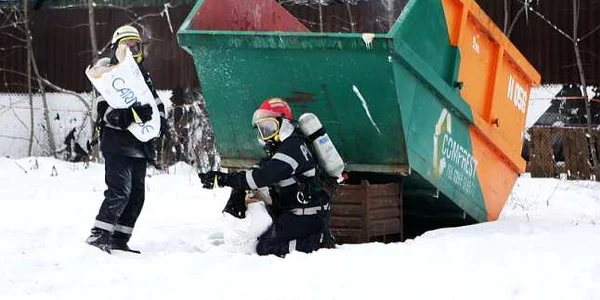 Pompierii au făcut un amestec din var şi apă pentru a neutraliza substanţa, Foto: Bogdan Crăciun
