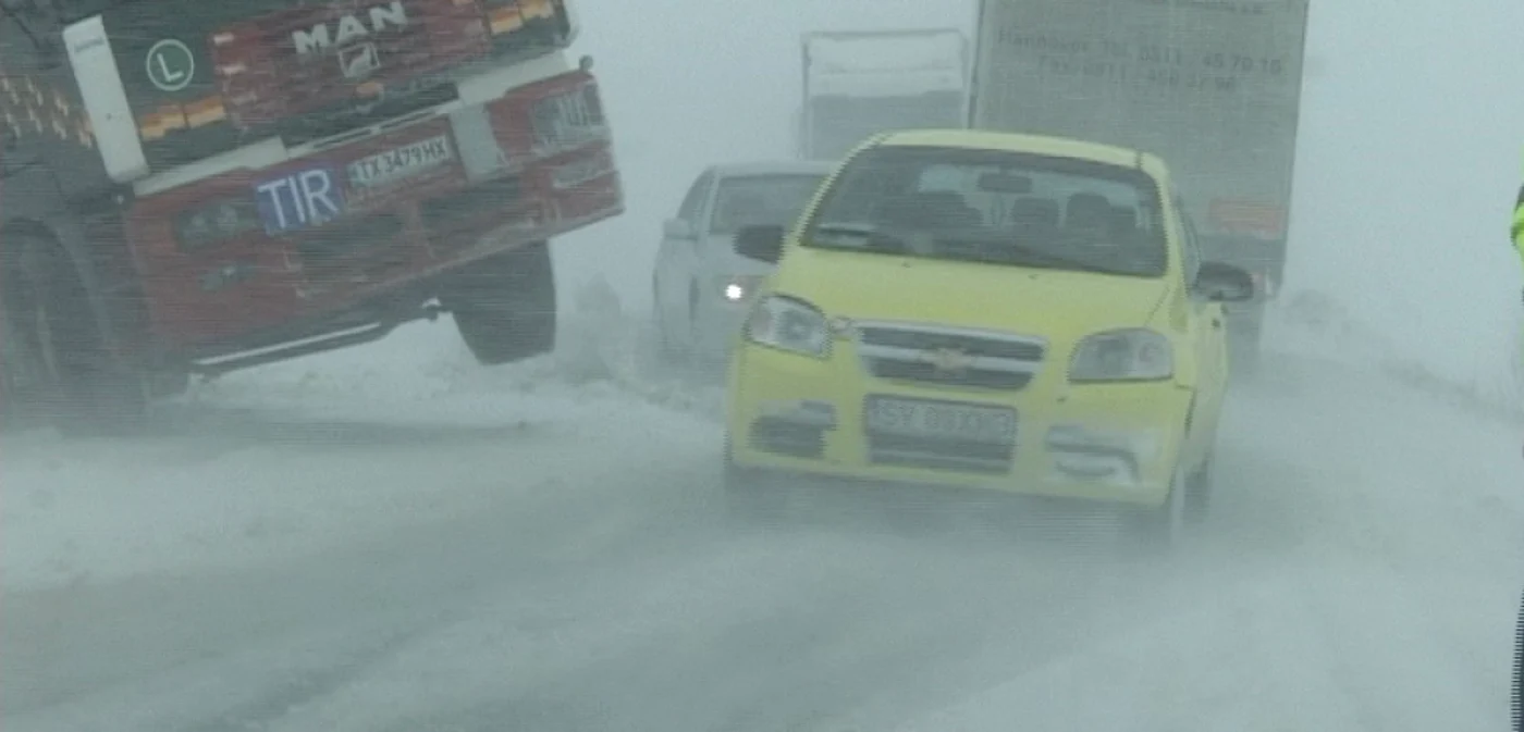 Traficul, pus în pericol de condiţiile meteo FOTO Adevărul