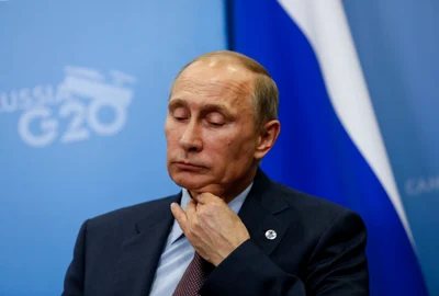 Vladimir Putin cu mana la gat shutterstock 1367070692 jpg