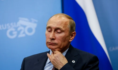 Vladimir Putin cu mana la gat shutterstock 1367070692 jpg