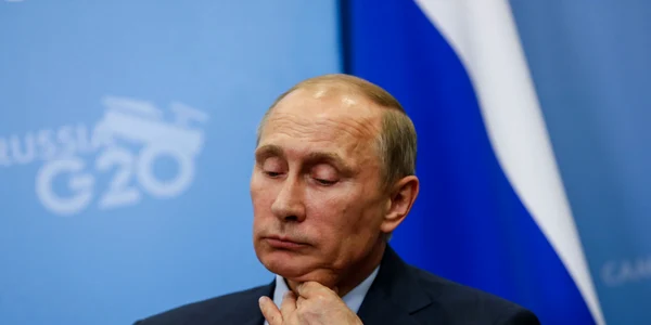 Vladimir Putin cu mana la gat shutterstock 1367070692 jpg