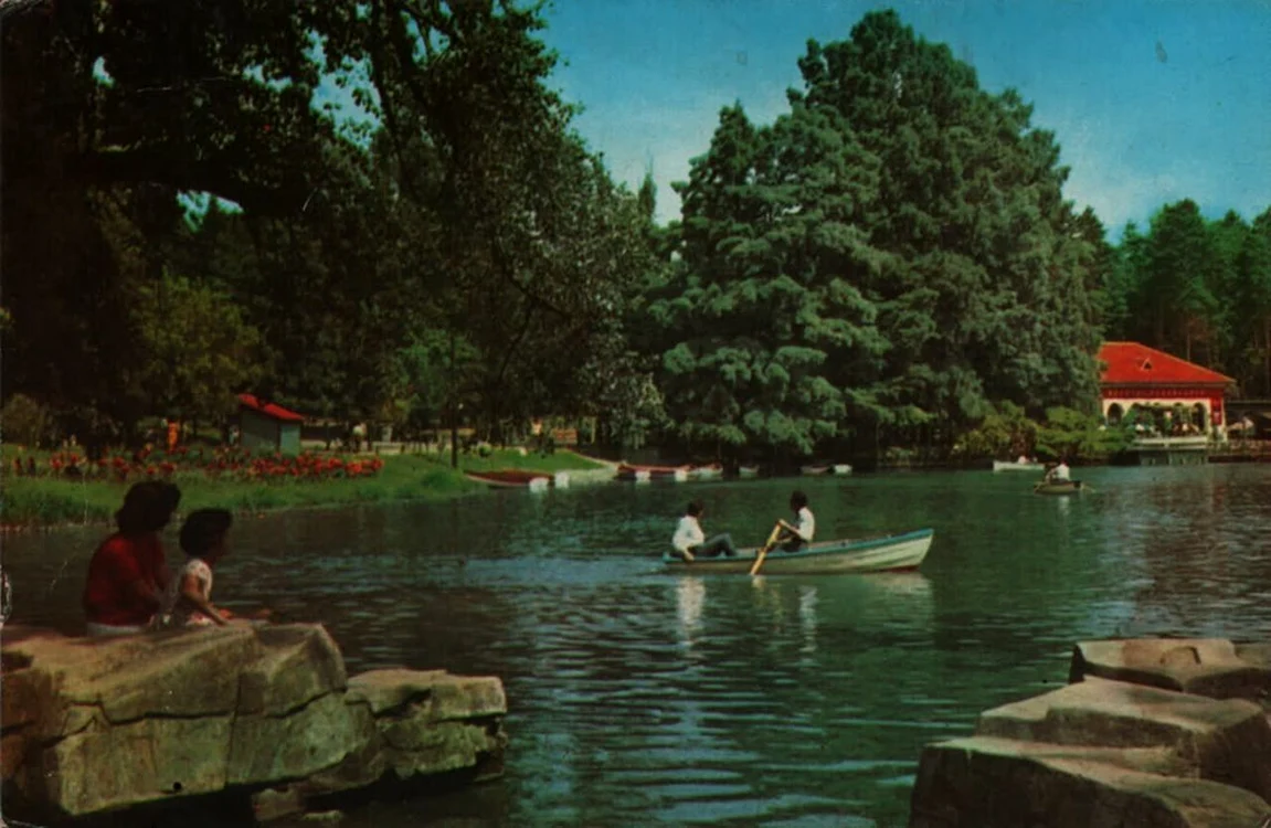 Parcul Poporului (în prezent Parcul Nicolae Romanescu), în 1967. Carte poștală din colecția Secției de Istorie-Arheologie a Muzeului Olteniei Craiova